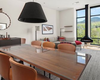 409 - 3 bed - Treehouse unit - Spruce Peak at the Base of Stowe Mt Resort - Sleeps 9 - Stowe - Dining room