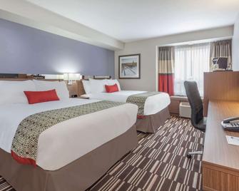 Microtel Inn & Suites by Wyndham Fort McMurray - Fort McMurray - Bedroom