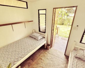 The Village Cottages: Cozy Quiet B&B Outside Coron - Busuanga - Schlafzimmer