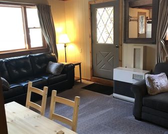 Pine Loft at Jay Chalet is a cozy retreat for all seasons - Jay - Salon