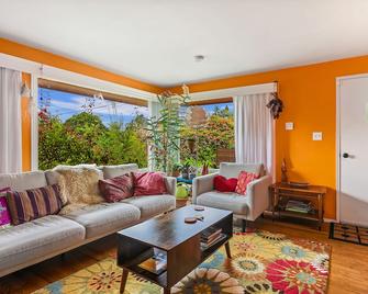 Boho Bliss Bungalow - Shoreline - Phòng khách