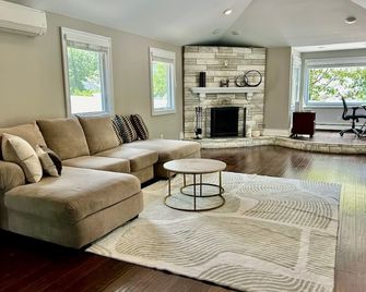 The Endless Summer House Only 10 Mins Drive to Long Beach! Heated saltwater Pool - Oceanside - Sala de estar