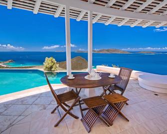 TAINO - exotic 3 bedroom villa with fabulous pool, everyone's favourite! - Long Bay - Balcony