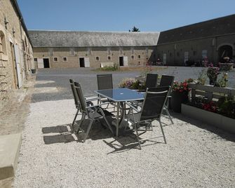 Omaha Beach Cottage Between Earth And Sea - Formigny-la-Bataille - Patio