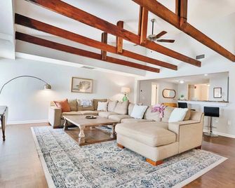 The Post Loft- In the Heart of Downtown Statesboro - Statesboro - Huiskamer