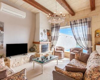 Twilight Gozitan Farmhouse With Pool - Għasri - Sala de estar