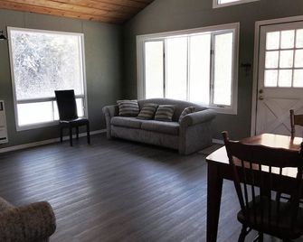 Meadowlark Cabin #5 - Maynooth - Living room