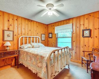 Peaceful Lumberton Home - 7 Mi to Dtwn Riverwalk! - Lumberton - Bedroom