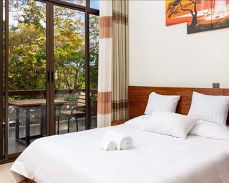 near presidential house with calm area and close to airpot - Kigali - Soverom