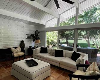 Hidden Gem on the 15th Hole PVCC 3-bedroom house in Pauma Valley with WiFi - Pauma Valley - Living room