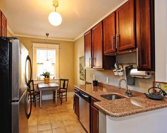 Chic 1 Br Units Near Dilworth - Charlotte - Kitchen
