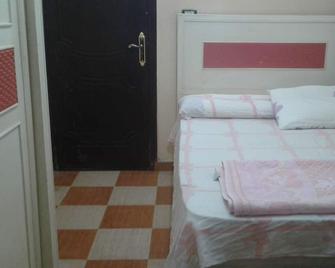 Very Clean and Cozy Room Only for Females - Cairo - Bedroom