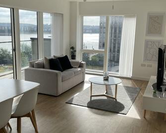 Beautiful 2-bed Apartment in London - London - Living room