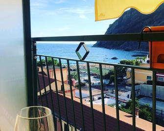 Il Sogno di Contardi A Affittacamere - מונטרוסו אל מארה - מרפסת