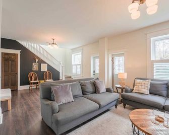 Charming 1800s Farmhouse in Historic St. Charles - Chesterfield - Living room
