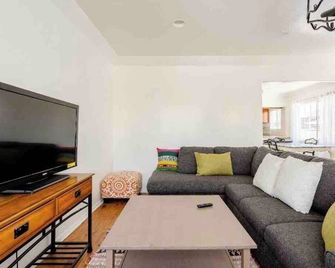 Updated Mid City 1 Bedroom w Den Private LA Home - לוס אנג'לס - סלון