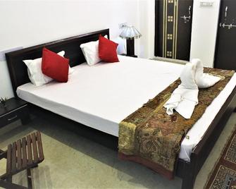 Rising Shemesh Home Stay - Udaipur - Bedroom