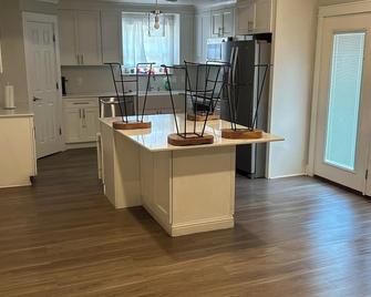 Cheerful 4-Bedroom home with free parking - Morgan City - Keuken
