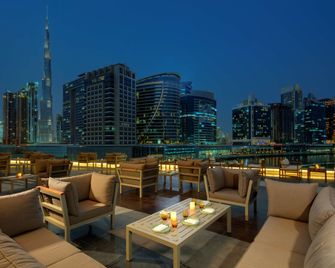 Radisson Blu Hotel, Dubai Waterfront - דובאי - מרפסת