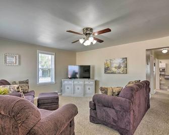 Home with Fenced Yard by 5 Mighty Natl Parks - Circleville - Living room