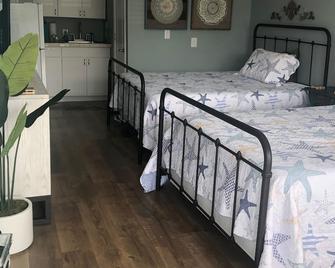Clean Quaint Bogue Shores Unit - Atlantic Beach - Bedroom