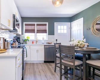 Family friendly & 5-mins to downtown Graham - Graham - Kuchnia