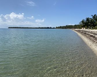 MeMe's Place - Placencia - Beach