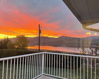 Relax on the deck and enjoy the beautiful lake views in Vernon, (North Okanagan) - Vernon - Balcone