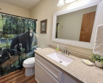 Tucked Away Cabin - Pigeon Forge - Baño