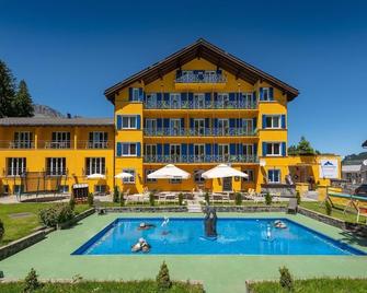 Grischalodge das Hotel mit Bergblick seit 1929 - schlicht, preiswert und mit einem touch Nostalgie - Churwalden - Gebouw