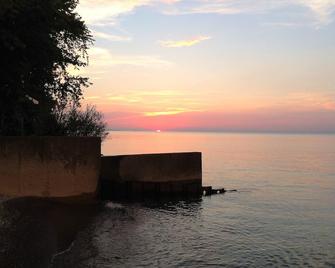 \'Whit's End\' Spacious, Private Beach-Front Lake Erie Sleeps 13 Birders & Fishing - Oak Harbor - Outdoors view