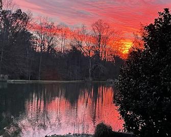 Private Catch And Release Lake--Boat Rental Included! Close To Lake Cumberland! - Russell Springs - Outdoors view