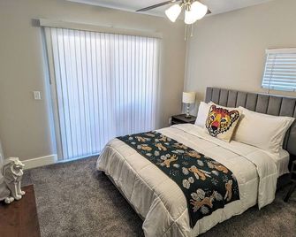 Zoobilee-on Zoo Blvd - Wichita - Bedroom