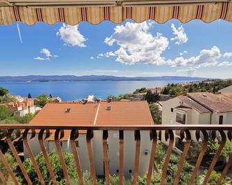 Holiday apartment with a balcony and sea view, just 300 metres from the beach - Bol - Parveke