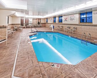 AmericInn by Wyndham Omaha - Omaha - Piscina