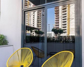 Nasma Luxury Stays - Stylish living in Azizi Riviera - Dubai - Balcony