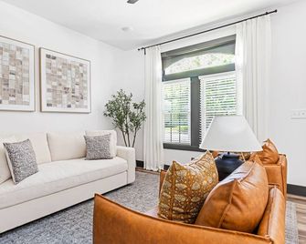 Stylish 2br Retreat Minutes From Nulu & Downtown! - Louisville - Living room
