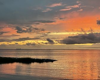 Newly renovated home just steps from the beach! - Cape Charles - Strand