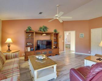 Lake Balboa Access Home with Dock and Yard - Hot Springs Village - Living room
