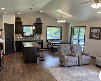 Cozy home near Black Hills - Summerset - Living room