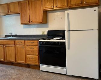 Lovely 2-Bed and 2 Bath building in North Attleborough - North Attleboro - Kitchen