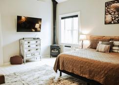 #12 Honeymoon in a Historic Inn, Coffee Cottage - Snowflake - Bedroom