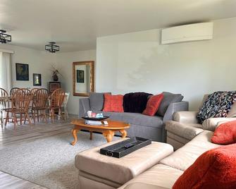 Cheerful 3 Bedroom on a Park 10 Miles from Eugene - Creswell - Living room