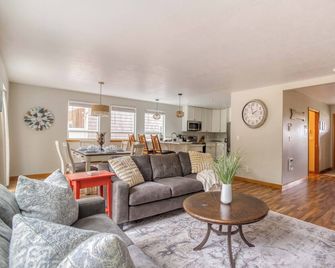 Forest, Beach, Pacific City Dining and a Hot Tub, All in One Beautiful Package! - Pacific City - Huiskamer