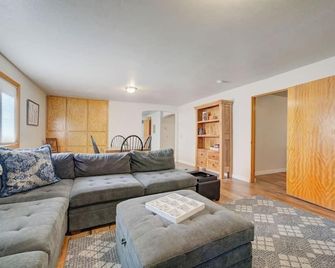 Charming and cozy downtown Bozeman 3 bedroom condo Walk to dinner and drinks - Bozeman - Living room