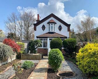 Charming Seaside Cottage in Leigh-on-Sea - Southend-on-Sea - Building