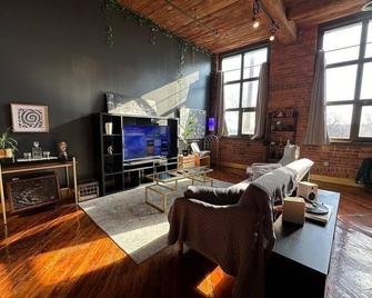 Downtown: River Views & Vintage Vibes - Detroit - Sala de estar