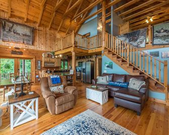 Shadow Ridge Retreat | Pet Friendly + Stunning Mountain Views - Fletcher - Living room