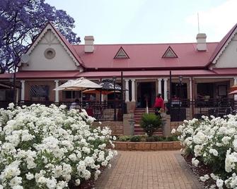 Beautiful Urban Townhouse In A Wonderful, Safe Neighbourhood - Centurion - Building