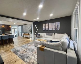 Spacious 3BR Home w/ Sunroom & Soaking Tub! - Sunbury